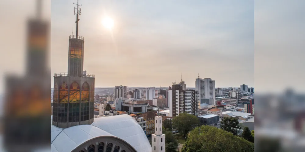 O destaque passa a ser a expressiva amplitude térmica. Amanhecer de temperaturas amenas, mas com tarde mais quente