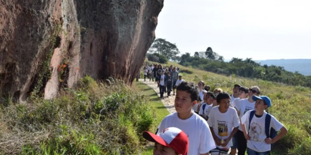Nos arenitos, as crianças da instituição conferiram de perto as formas esculpidas pela natureza, como camelo, bota, leão e garrafa