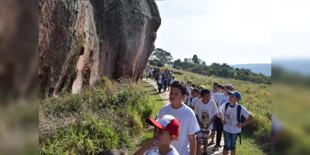 Nos arenitos, as crianças da instituição conferiram de perto as formas esculpidas pela natureza, como camelo, bota, leão e garrafa