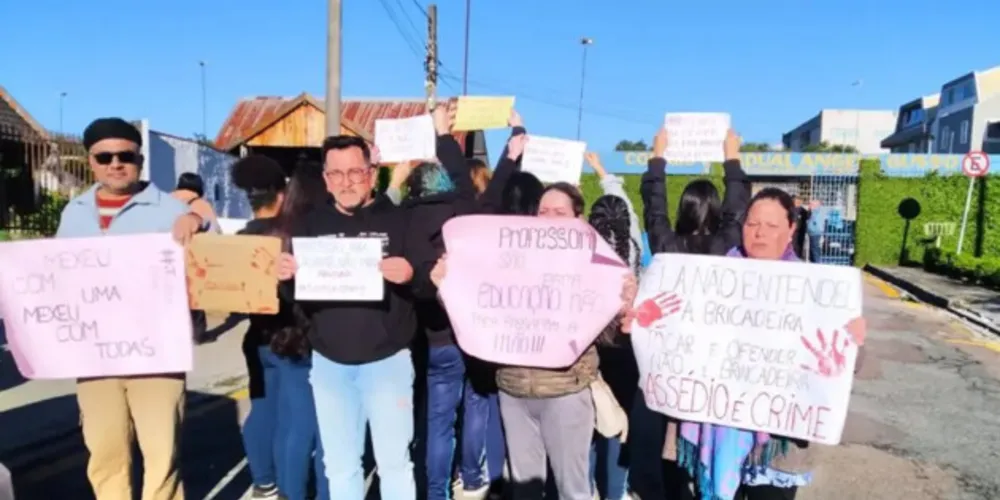 Pais e alunos protestaram em frente a escola na região de Curitiba