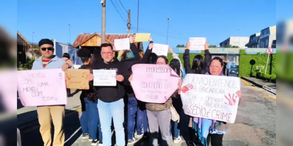 Pais e alunos protestaram em frente a escola na região de Curitiba