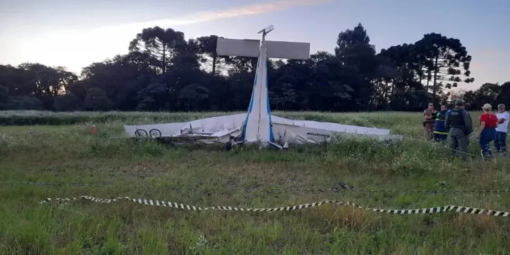 A aeronave perdeu altitude e caiu a cerca de 700 metros da pista de um aeroclube.