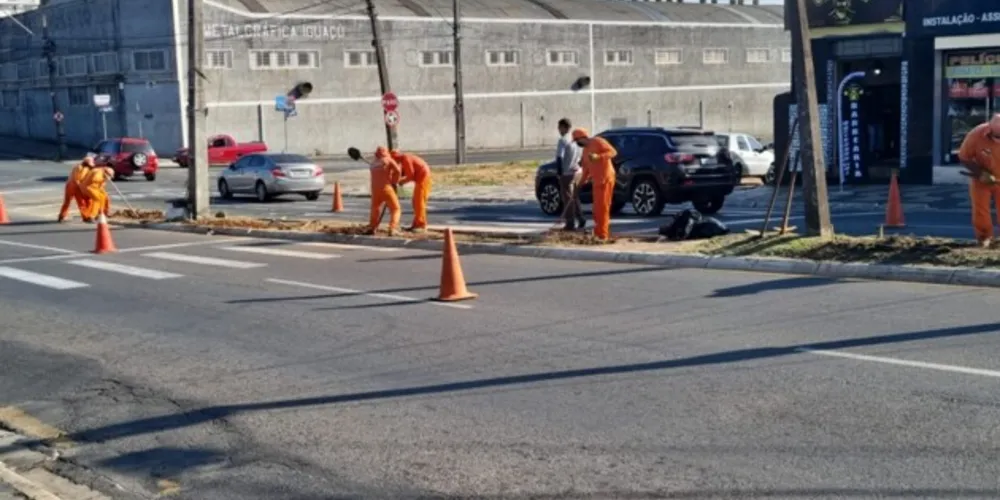 om diversas frentes de trabalho em diferentes pontos do município, as equipes promovem a manutenção de praças, calçadas e canteiros.