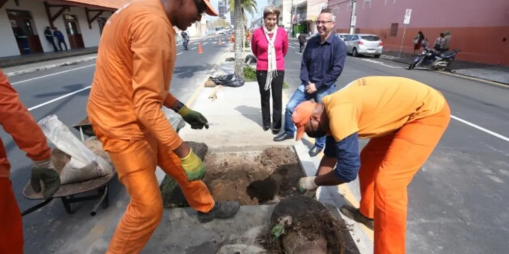 Trabalhos de revitalização também contemplam a recuperação das calçadas e ampliação de acessibilidade