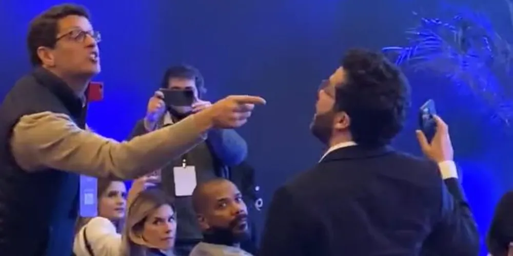 Os seguranças precisaram intervir para evitar agressão física entre os dois