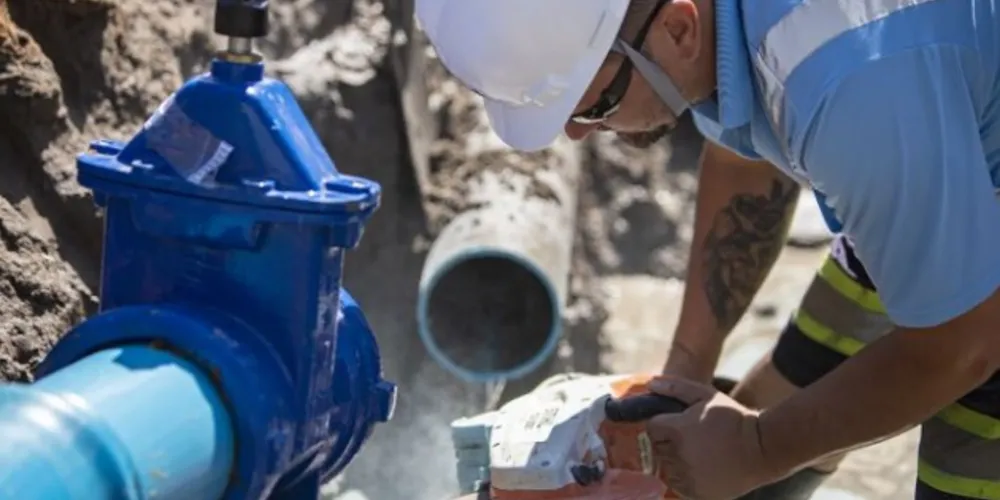 Sanepar está trabalhando no reparo emergencial de uma rede de água