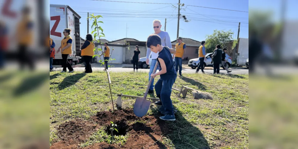 Clube realizou o plantio de árvores frutíferas na cidade; público também pode participar