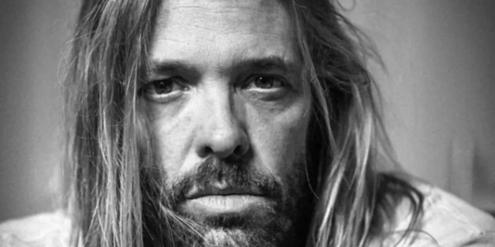 Taylor Hawkins faleceu aos 50 anos, em Bogotá, na Colômbia, durante a turnê do Foo Fighters na América do Sul. A causa da morte não foi revelada