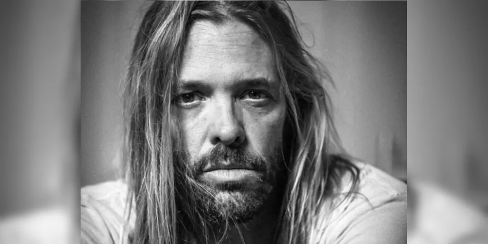 Taylor Hawkins faleceu aos 50 anos, em Bogotá, na Colômbia, durante a turnê do Foo Fighters na América do Sul. A causa da morte não foi revelada