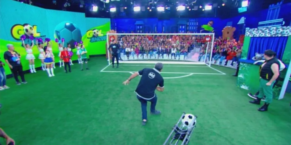 Tonhão levou 'bolada' por acertar, de primeira, um chute no ângulo e fazer um golaço durante o quadro 'Gol Show'