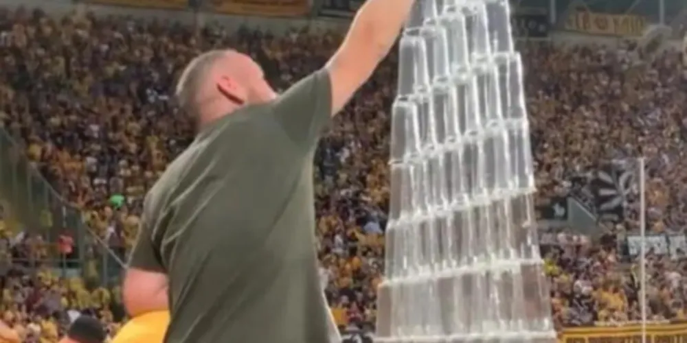 Torcedor tentou completar a 'arquitetura'.