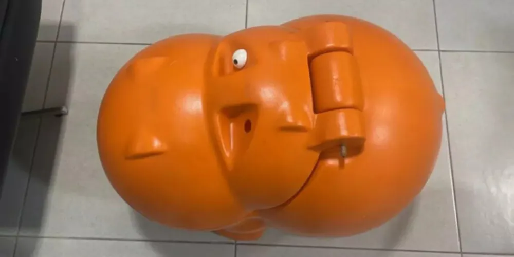 Criança foi fechada dentro de brinquedo e impedida de sair