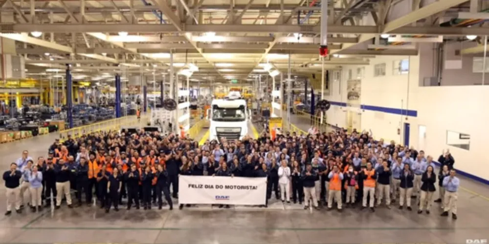 O vídeo está disponível nas redes sociais da DAF e apresenta homenagem dos funcionários aos motoristas
