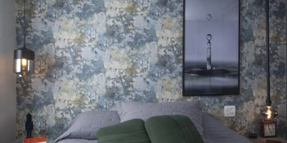 A tomada serve para conectar o carregador do celular ou algum outro eletrônico no quarto