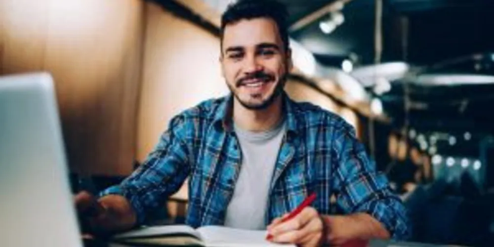 As aulas são gratuitas e podem participar jovens e adultos a partir de 18 anos que queiram concluir o Ensino Fundamental II ou Ensino Médio