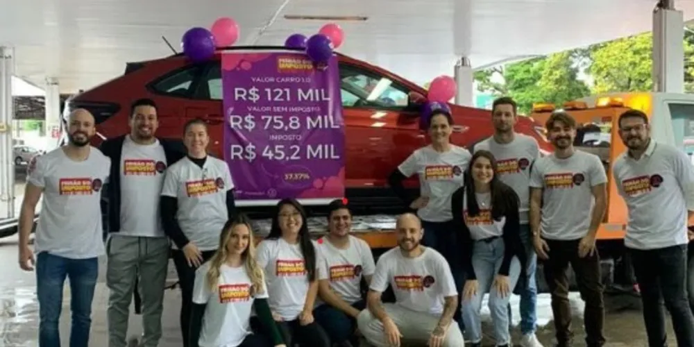 Integrantes do movimento de jovens empreendedores de Foz do Iguaçu, Paraná, durante ação do Feirão do Imposto 2022