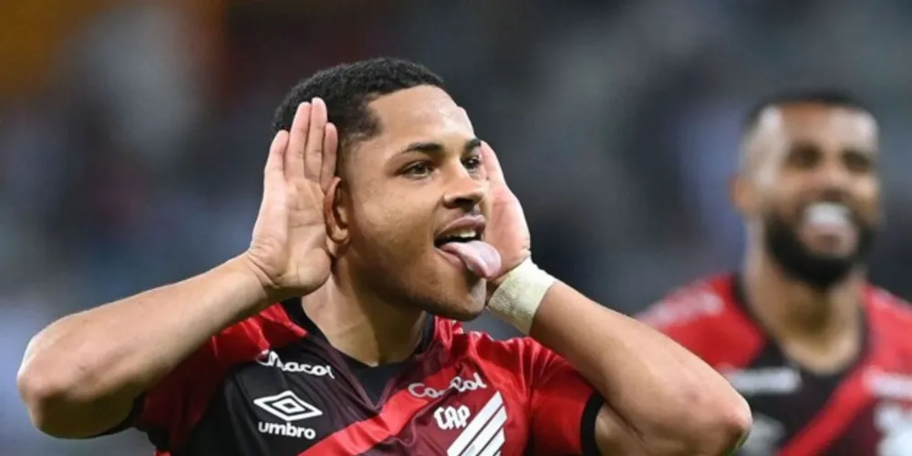 Athletico marca nos minutos finais e sobe para o G4 do Brasileirão