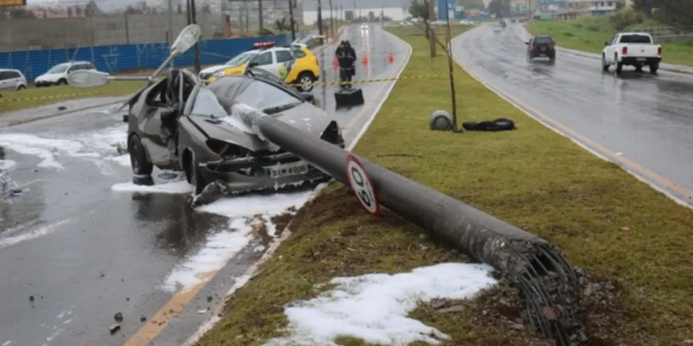 Veículo colidiu lateralmente com o poste e o anteparo veio a cair sobre o veículo