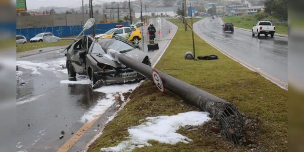 Veículo colidiu lateralmente com o poste e o anteparo veio a cair sobre o veículo