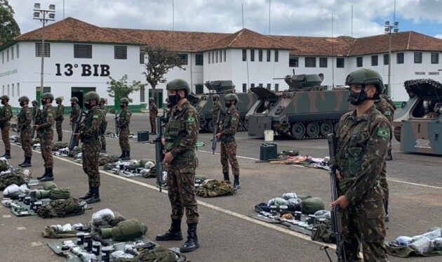 Exército possui em seu armamento armas leves, pesadas e orgânicas, próprias das viaturas blindadas