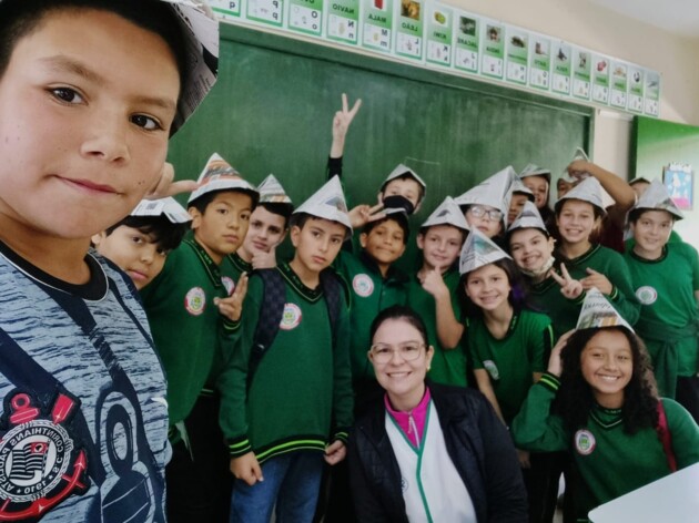 Aluno Adrian Henrique Camargo Maciel registrou momento após confecção de chapéus de soldados