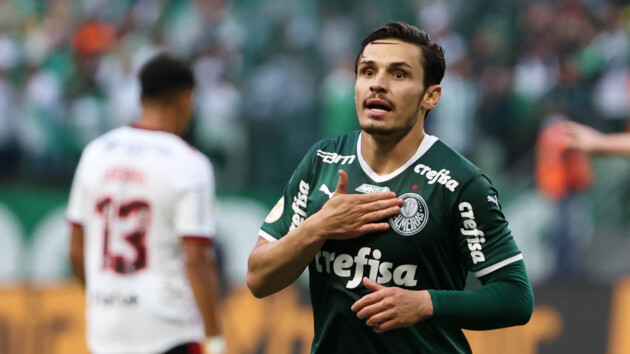 O jogador Raphael Veiga, do Palmeiras, comemora seu gol contra a equipe do Flamengo