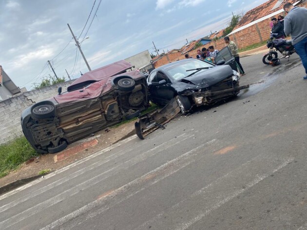 Um dos veículos quase capotou com o impacto do acidente