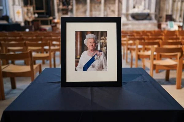 Antes do funeral, o caixão ficou desde o dia 14 no Palácio de Westminster para receber homenagens do público