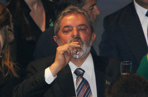 Alegação do advogado é de que Lula tem problemas com bebidas.