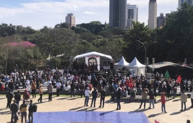 Manifestantes se reuniram na manhã deste domingo para pedir justiça.