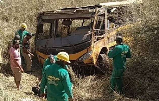 O motorista teria perdido o controle da direção e desceu um barranco com cerca de 60 metros.