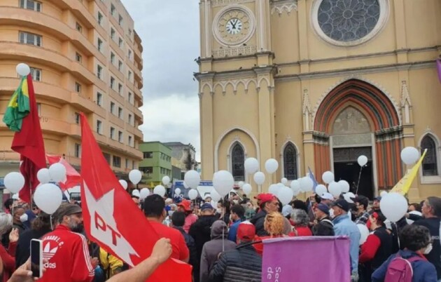 Manifestação foi realizada em frente à Catedral Basílica de Curitiba.