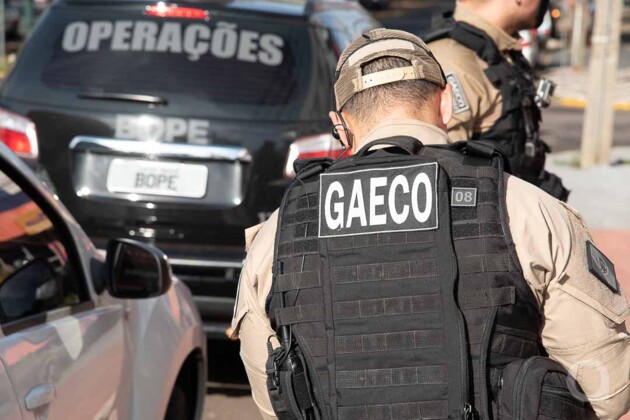 Mandados foram cumpridos pelo Gaeco em residências dos investigados no litoral