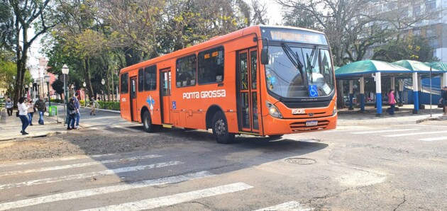 Ônibus do transporte público já foram vistos circulando pelo local