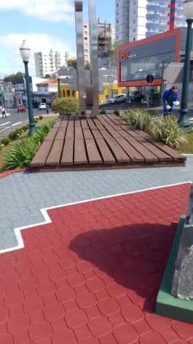 A Praça do Expedicionário recebeu reformas no deck, pintura das guias, entre outros