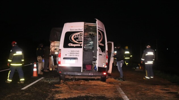 Van em que eles estavam colidiu na traseira de um caminhão carregado com leite