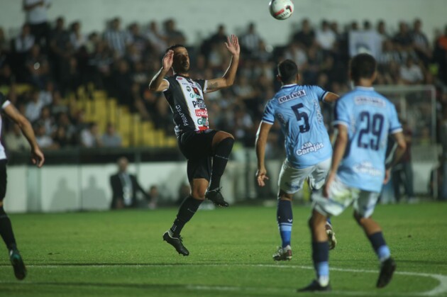 Zagueiro Dirceu (foto) foi bem e deve ser mantido no time