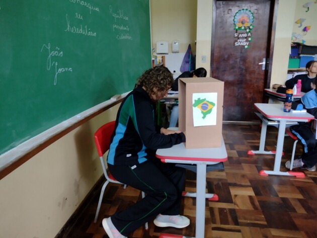 Ação cívica em sala de aula contou com urna e voto secreto