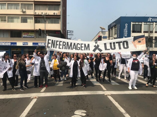Manifestação de profissionais da enfermagem em Ponta Grossa.