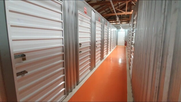 Com 136 espaços privativos, a empresa oferta soluções em serviços de auto armazenamento para diversas situações de forma simples e segura
