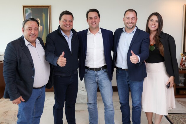 Daniel Milla reunido com a esposa Karina, o governador Ratinho Júnior, o deputado federal Sandro Alex e o ex-deputado estadual Hussein Bakri.