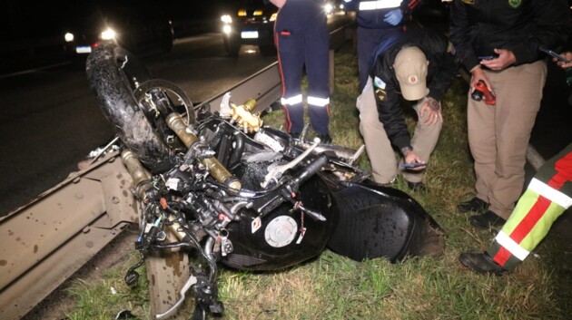 Moto ficou destruída ao bater na traseira de um carro