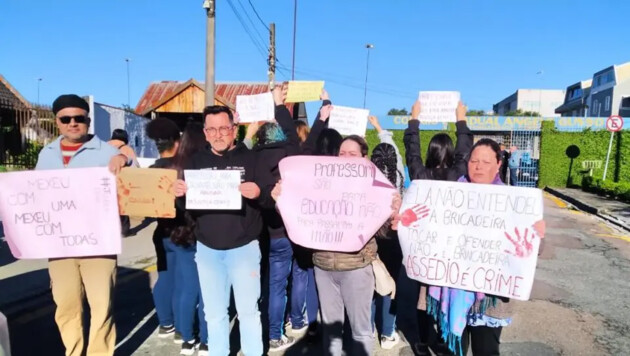 Pais e alunos protestaram em frente a escola na região de Curitiba