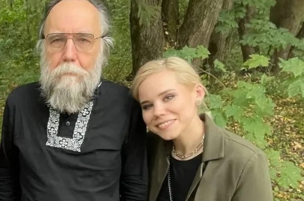 Darya Dugina, filha do ultranacionalista russo Alexander Dugin, morreu neste sábado