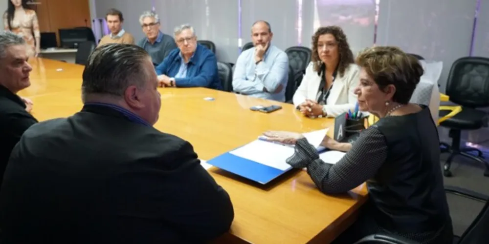 Prefeita recebeu a visita de representantes de duas indústrias que pretendem se instalar na cidade.