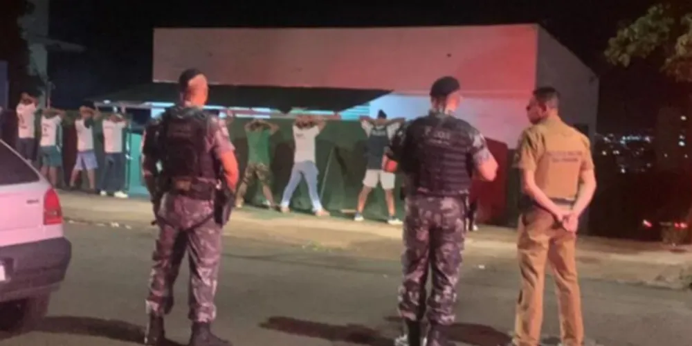 Troca de tiros ocorreu em frente a um bar na cidade de Londrina