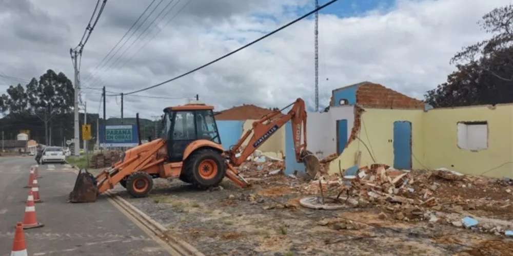 Primeiro passo foi a demolição da antiga estrutura, após a retirada de portas, janelas e telhas que podem ser reaproveitadas