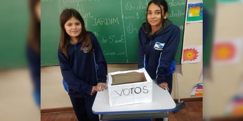 Dinâmicas em sala contaram com vários elementos, como a urna de votação e mesários