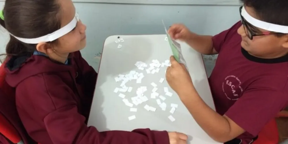 Divididos em duplas, educandos puderam se divertir na aula de Matemática