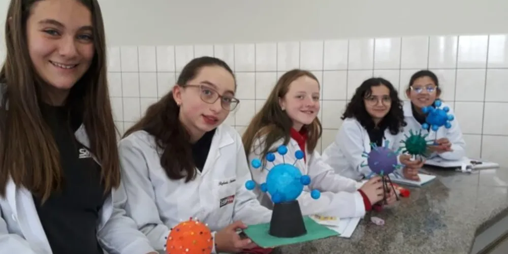 Educandos utilizaram recicláveis para construir parte de suas maquetes